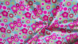 Teplákovina s elastanem růžové květy na tyrkysové